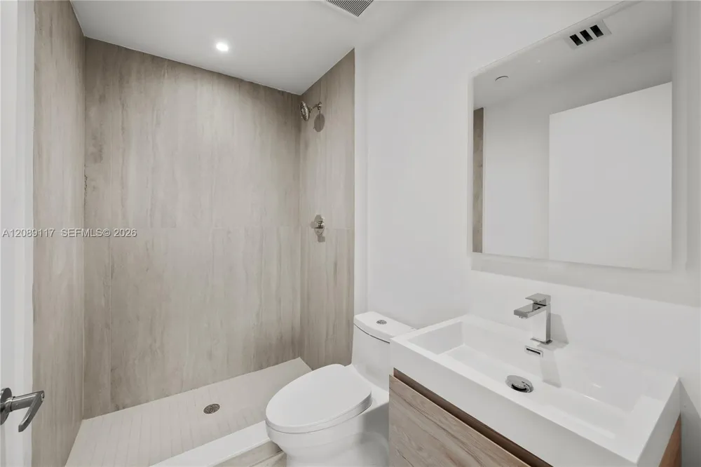 215 SE 4th St #406 Hallandale Beach, FL 33009