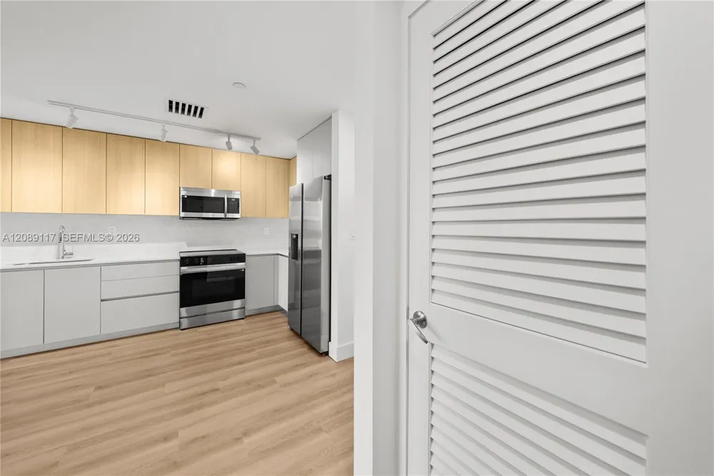 215 SE 4th St #406 Hallandale Beach, FL 33009