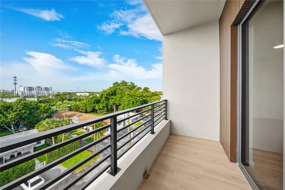 215 SE 4th St #406 Hallandale Beach, FL 33009