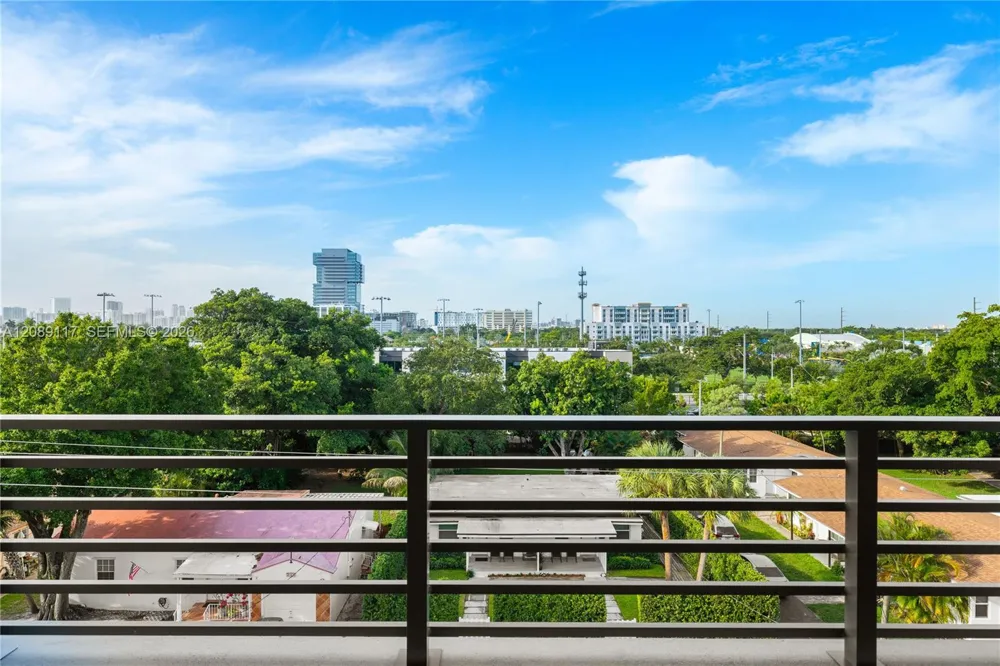 215 SE 4th St #406 Hallandale Beach, FL 33009
