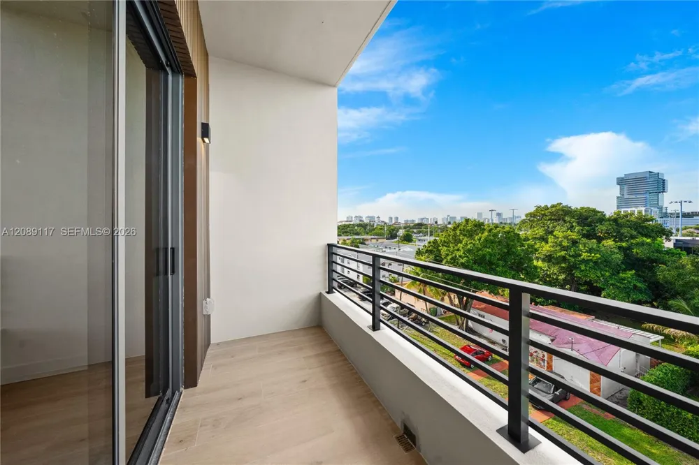 215 SE 4th St #406 Hallandale Beach, FL 33009