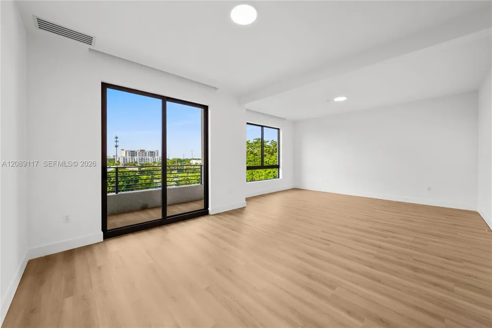 215 SE 4th St #406 Hallandale Beach, FL 33009