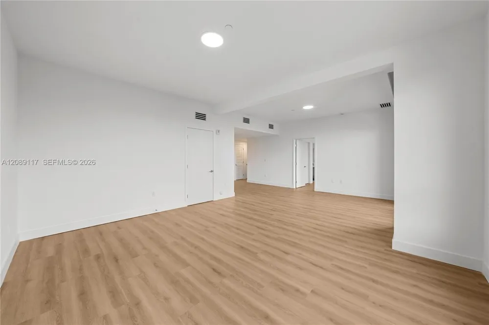 215 SE 4th St #406 Hallandale Beach, FL 33009