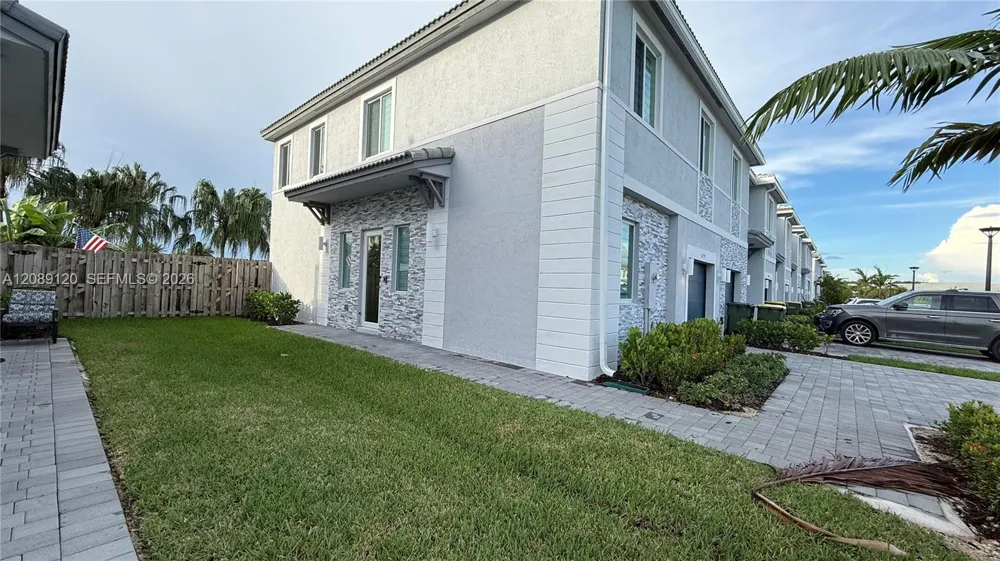 679 SE 13th St Cir Homestead, FL 33034