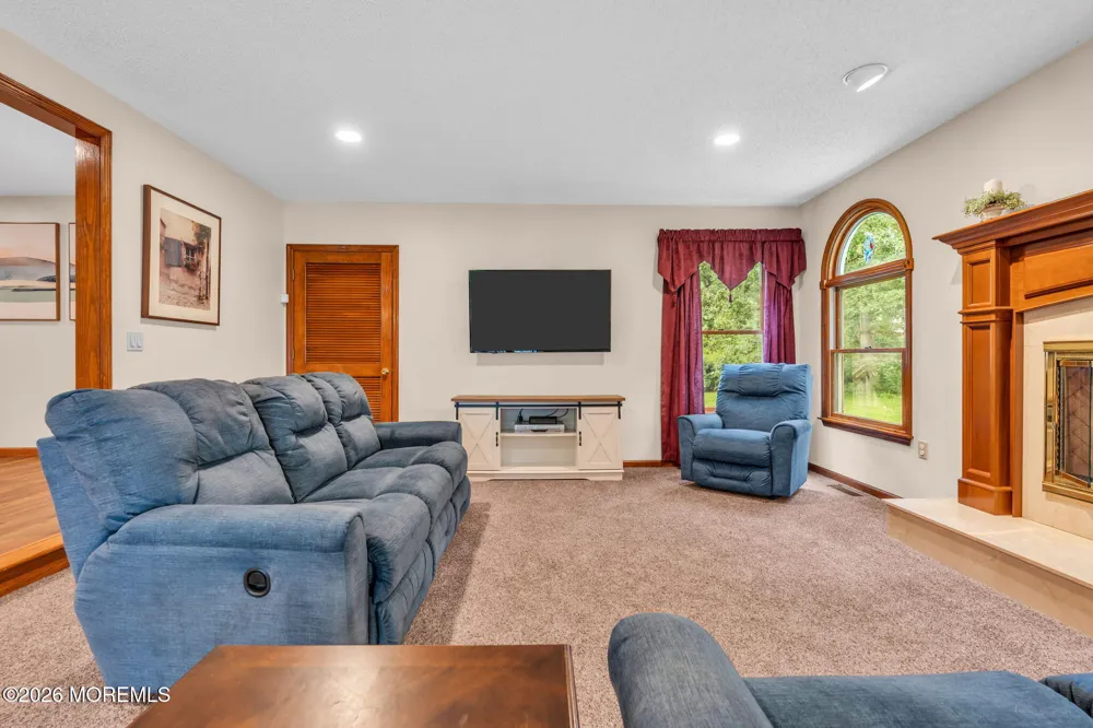 191 Edgemere Court Toms River, NJ 08755