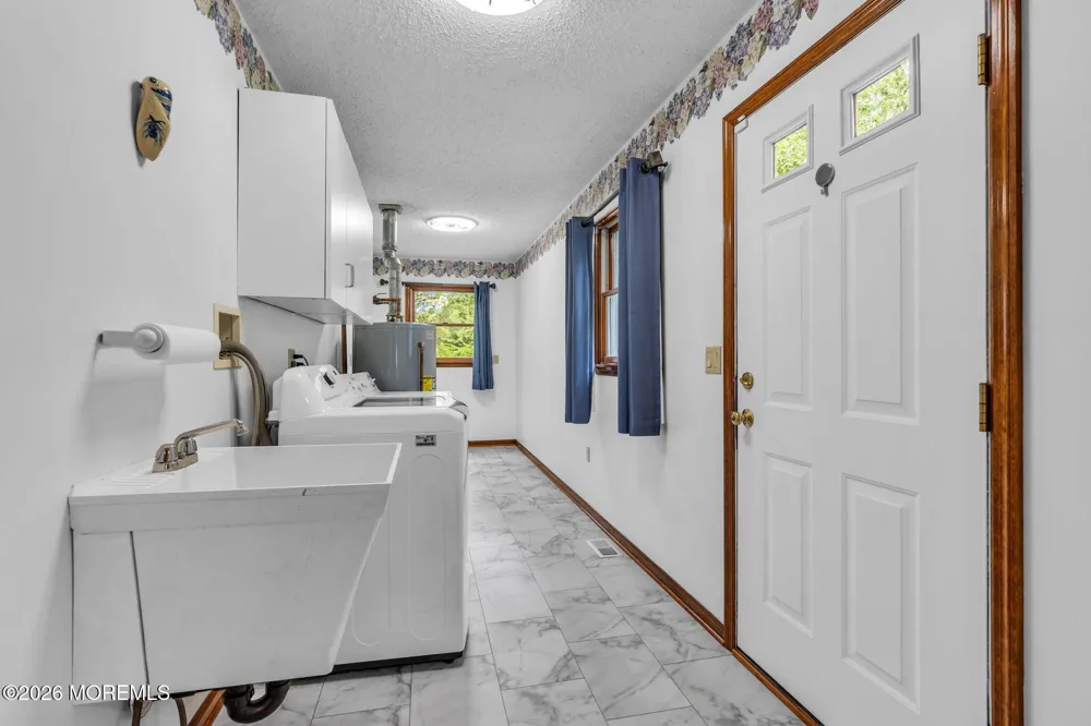 191 Edgemere Court Toms River, NJ 08755