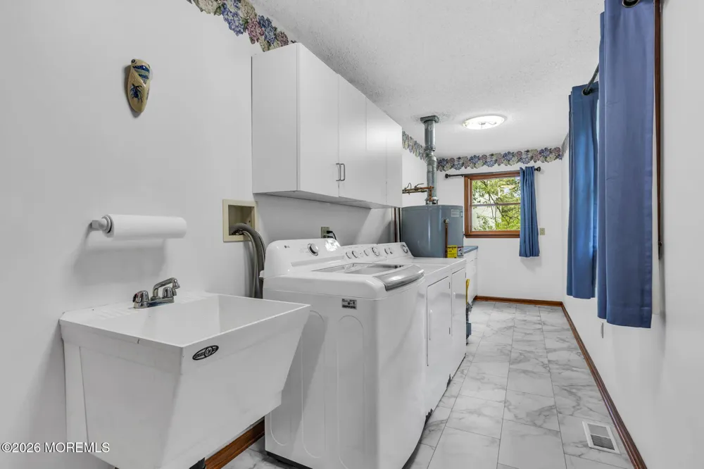 191 Edgemere Court Toms River, NJ 08755