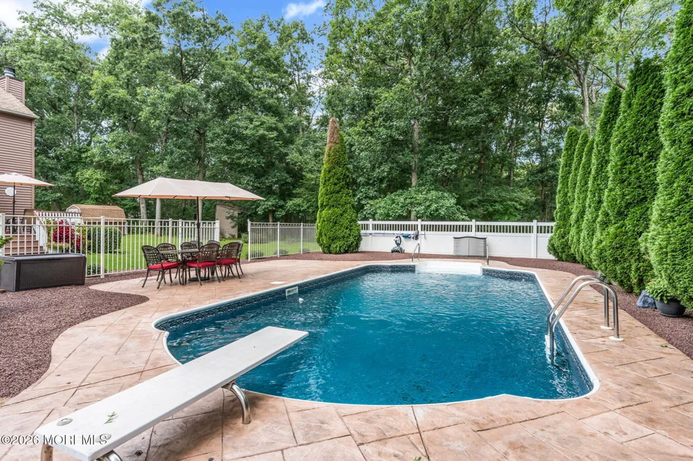 191 Edgemere Court Toms River, NJ 08755