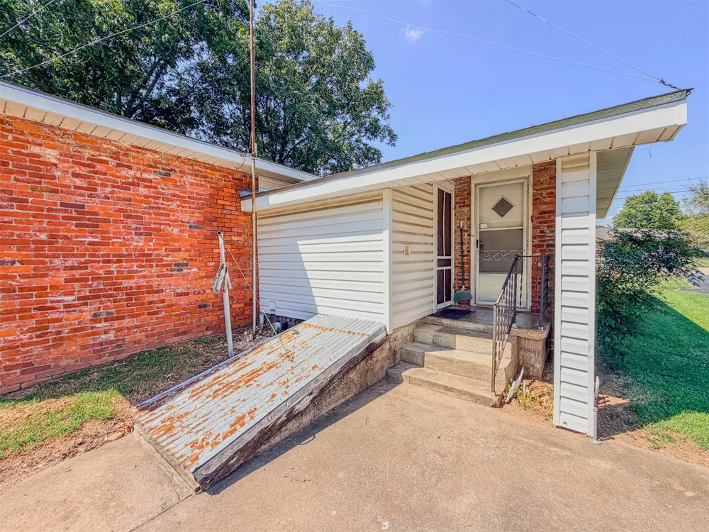 1121 W 4th Street Tahlequah, OK 74464