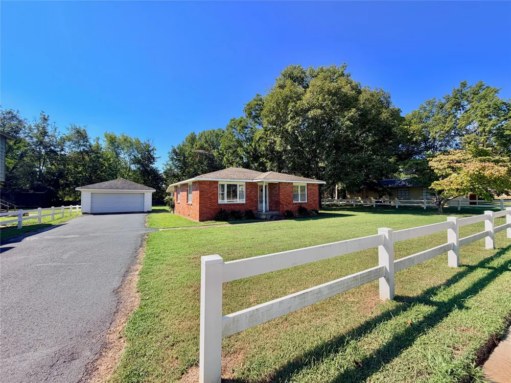 1121 W 4th Street Tahlequah, OK 74464