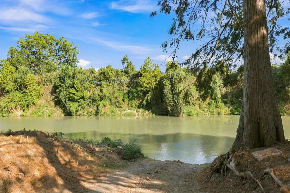 2840 Riverwood Road Gonzales, TX 78629
