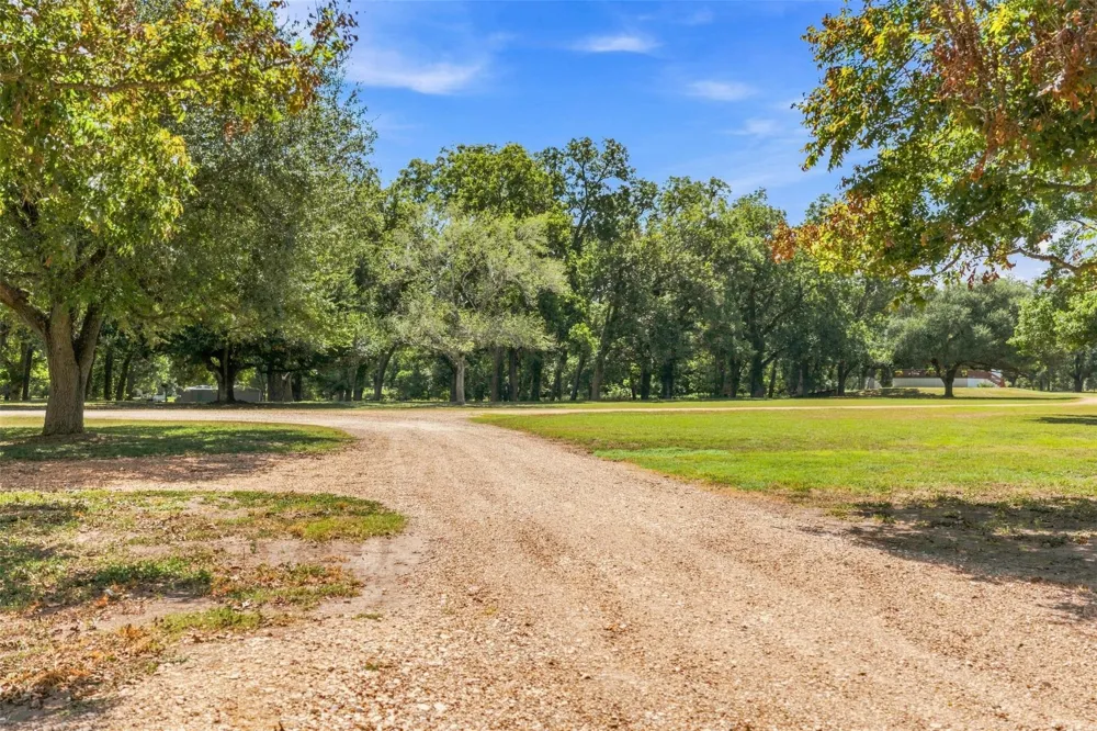 2840 Riverwood Road Gonzales, TX 78629