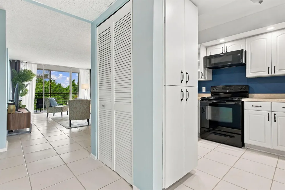 113 ROYAL PARK DRIVE #4E Oakland Park, FL 33309