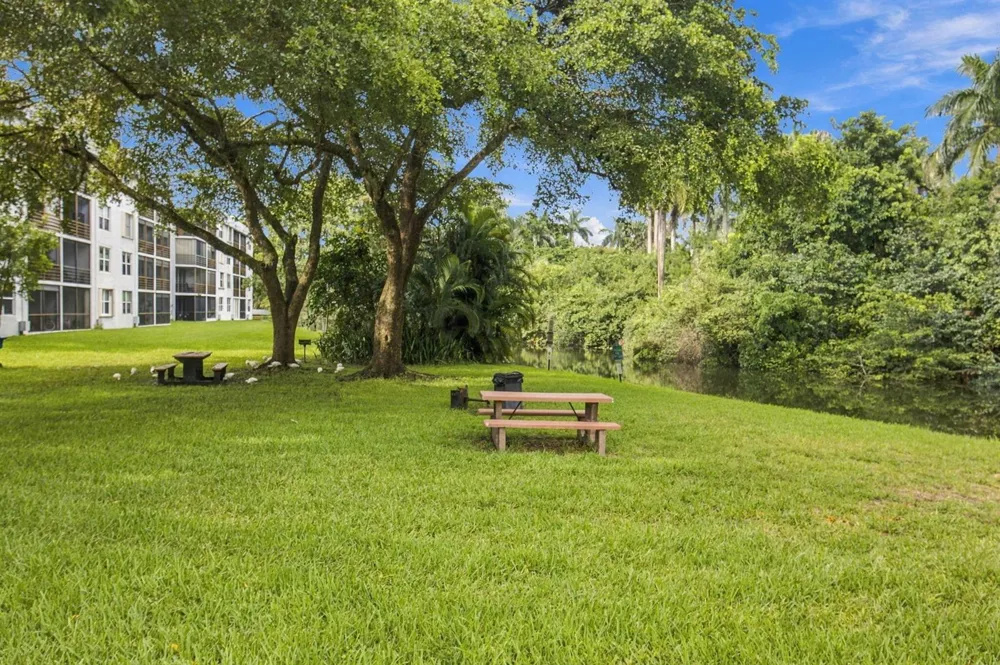 113 ROYAL PARK DRIVE #4E Oakland Park, FL 33309