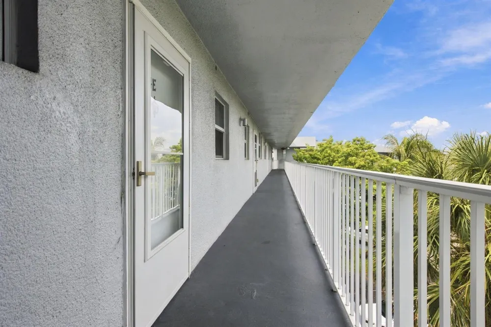 113 ROYAL PARK DRIVE #4E Oakland Park, FL 33309