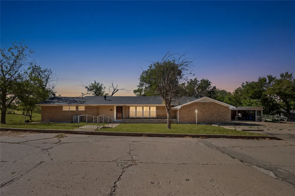 1011 E Connell Street Breckenridge, TX 76424