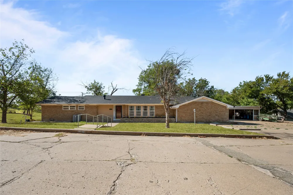 1011 E Connell Street Breckenridge, TX 76424