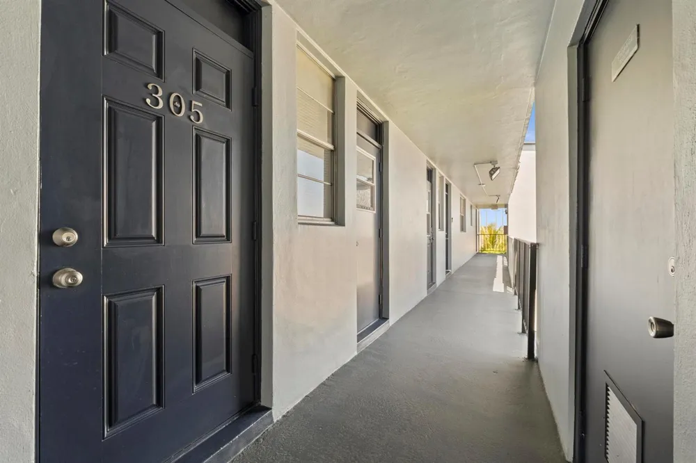5275 NW 10TH COURT #305 Plantation, FL 33313