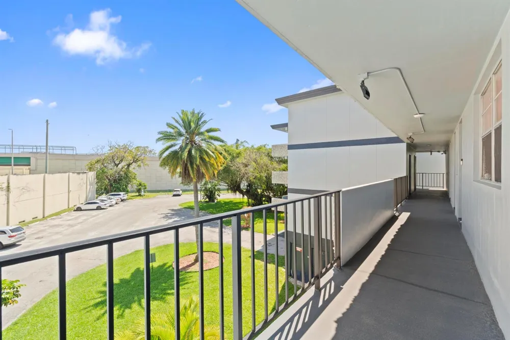 5275 NW 10TH COURT #305 Plantation, FL 33313