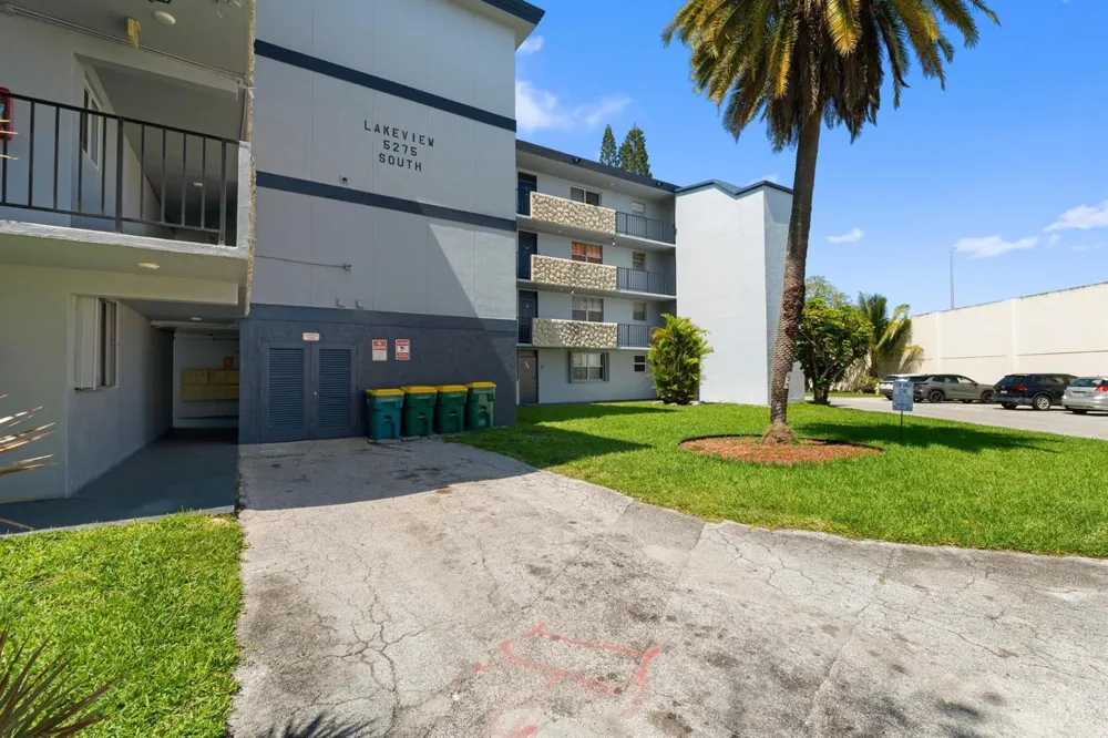 5275 NW 10TH COURT #305 Plantation, FL 33313