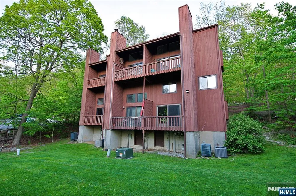 9 Village Way 4 Vernon, NJ 07462