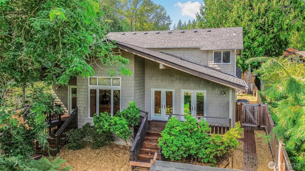18404 W Spring Lake Drive SE Renton, WA 98058
