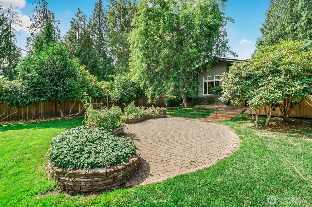 18404 W Spring Lake Drive SE Renton, WA 98058