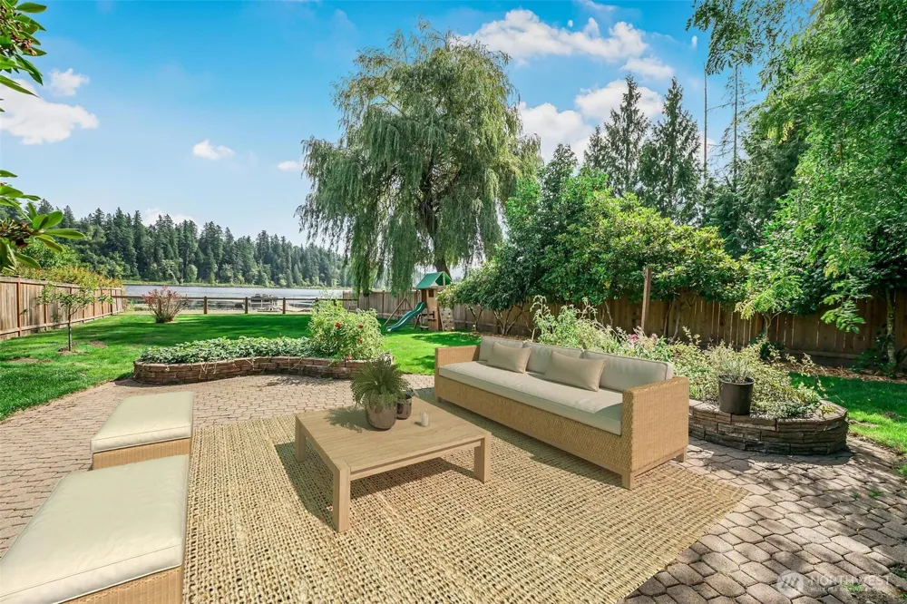 18404 W Spring Lake Drive SE Renton, WA 98058