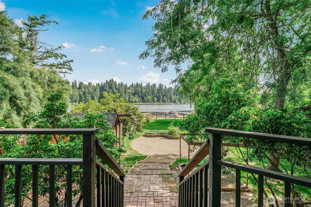 18404 W Spring Lake Drive SE Renton, WA 98058