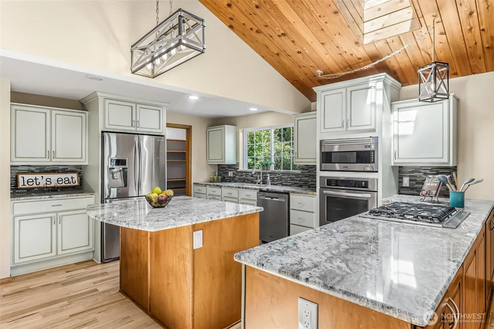 18404 W Spring Lake Drive SE Renton, WA 98058