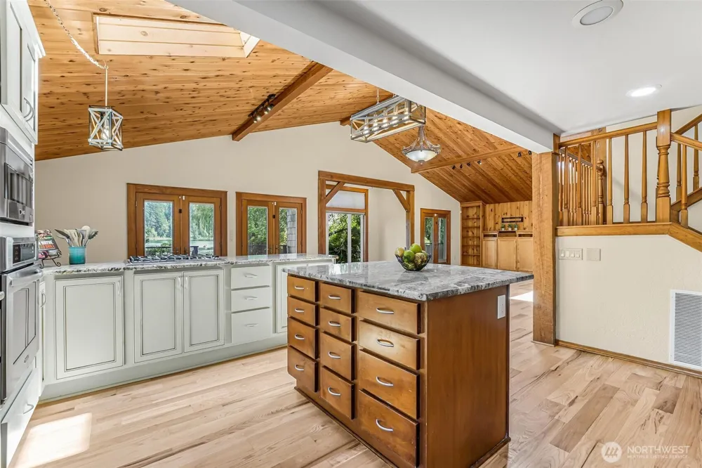 18404 W Spring Lake Drive SE Renton, WA 98058