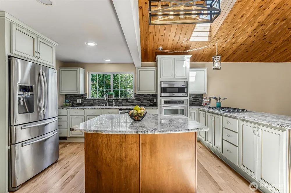 18404 W Spring Lake Drive SE Renton, WA 98058