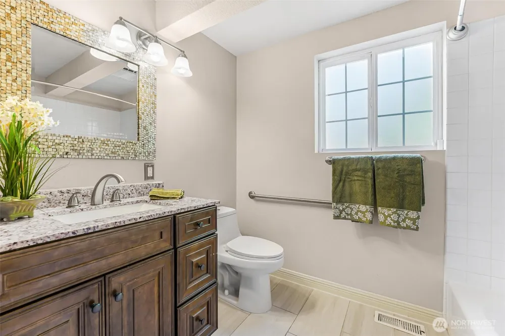 18404 W Spring Lake Drive SE Renton, WA 98058