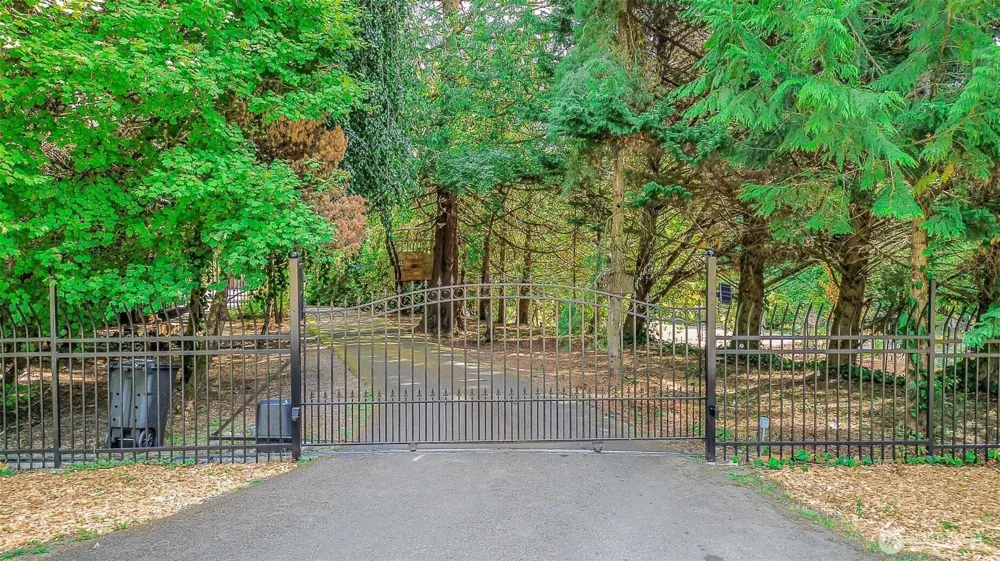 18404 W Spring Lake Drive SE Renton, WA 98058