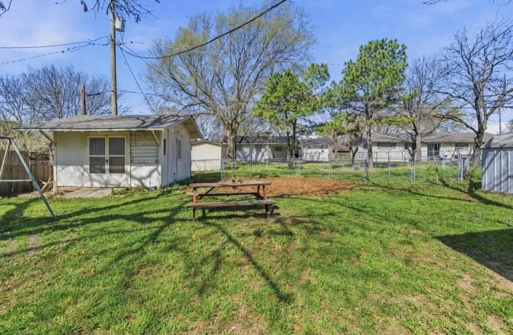 1224 Texas Street De Leon, TX 76444