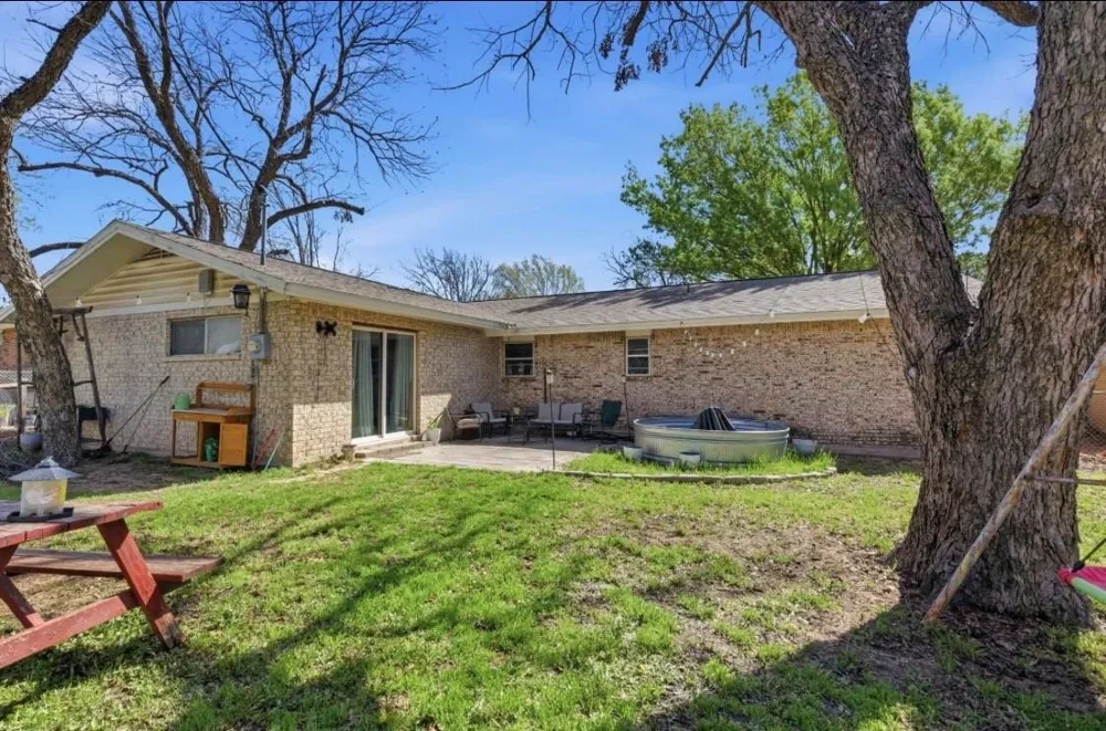 1224 Texas Street De Leon, TX 76444