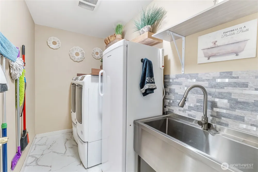 160 E SODERBERG RD #L-33 Allyn, WA 98524