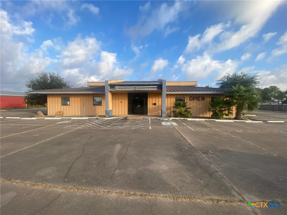 3402 Houston Highway Victoria, TX 77901