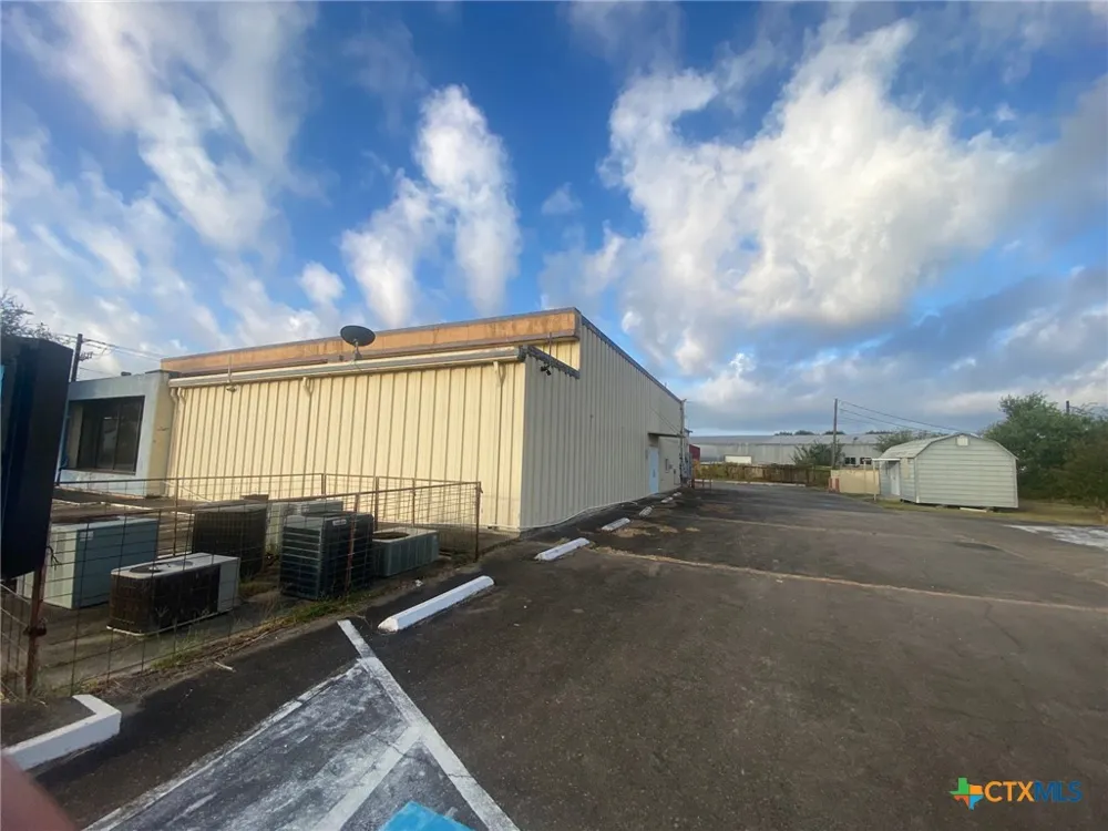 3402 Houston Highway Victoria, TX 77901
