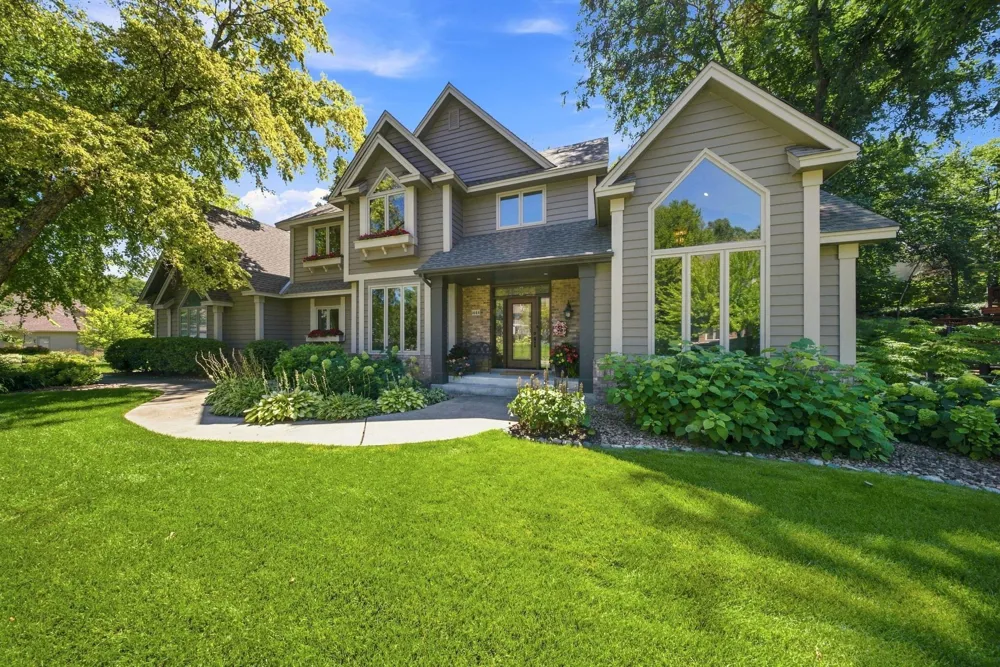 1444 Kings Wood Lane Eagan, MN 55122