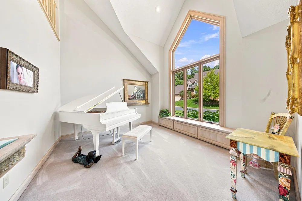 1444 Kings Wood Lane Eagan, MN 55122