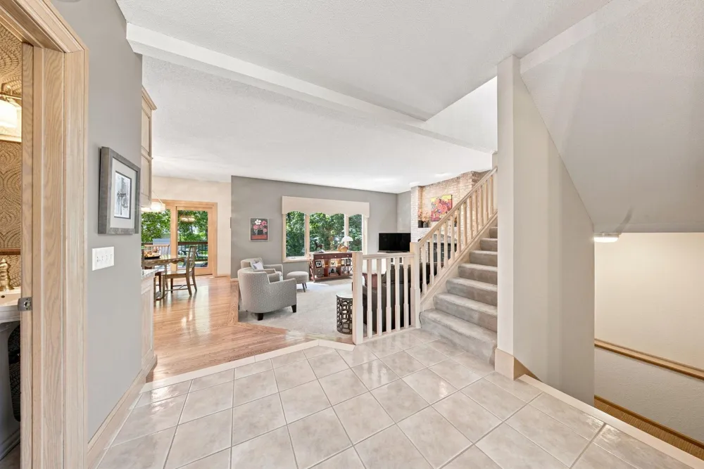 1444 Kings Wood Lane Eagan, MN 55122