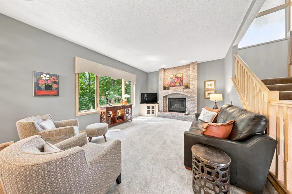 1444 Kings Wood Lane Eagan, MN 55122