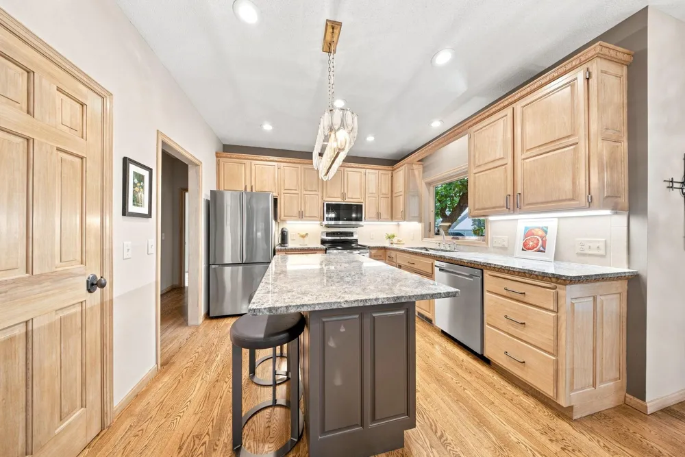 1444 Kings Wood Lane Eagan, MN 55122