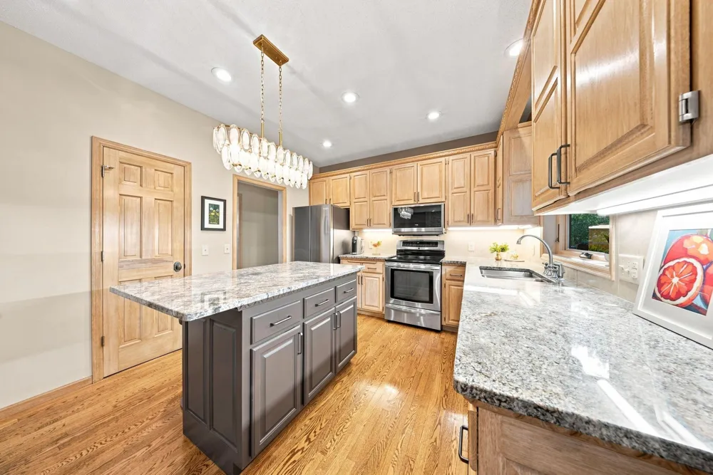 1444 Kings Wood Lane Eagan, MN 55122