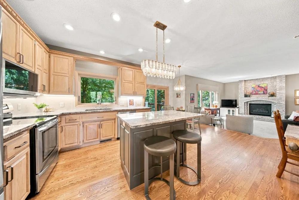 1444 Kings Wood Lane Eagan, MN 55122