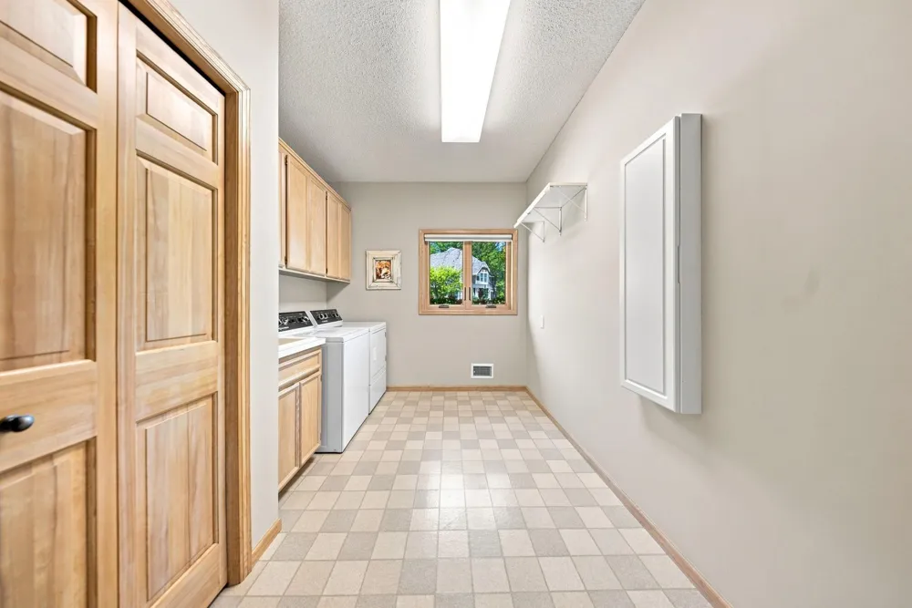 1444 Kings Wood Lane Eagan, MN 55122
