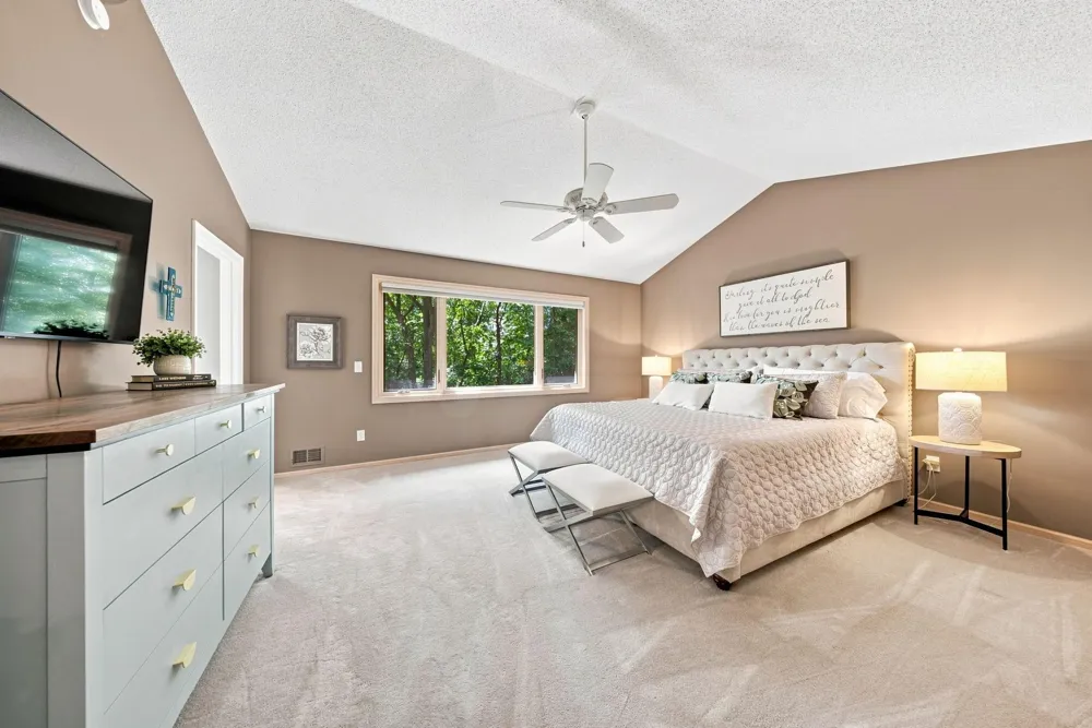 1444 Kings Wood Lane Eagan, MN 55122
