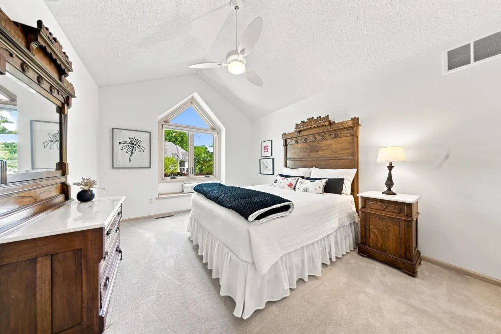 1444 Kings Wood Lane Eagan, MN 55122