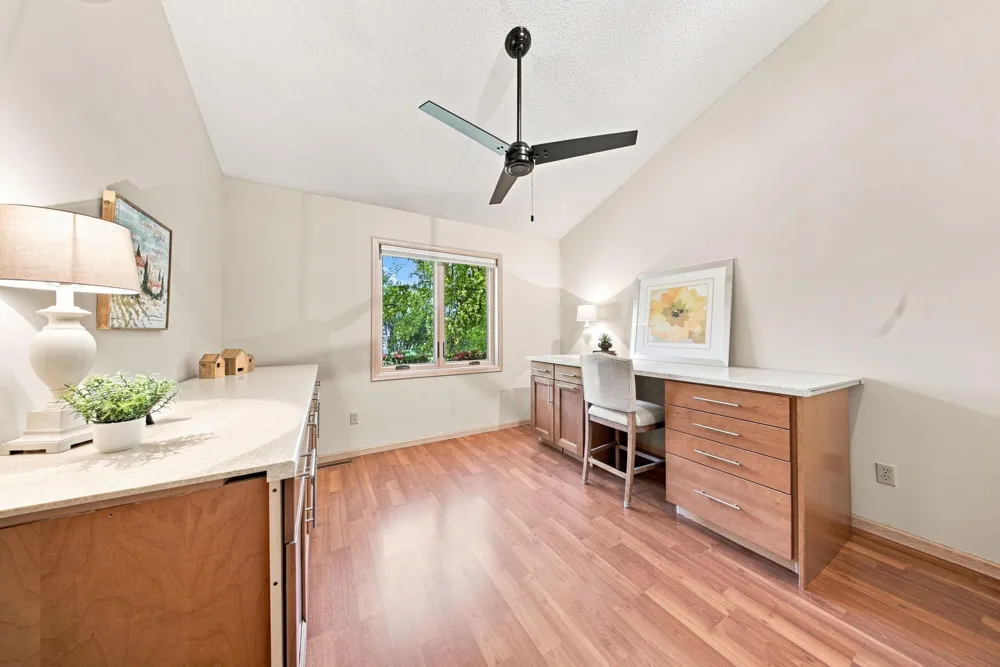 1444 Kings Wood Lane Eagan, MN 55122